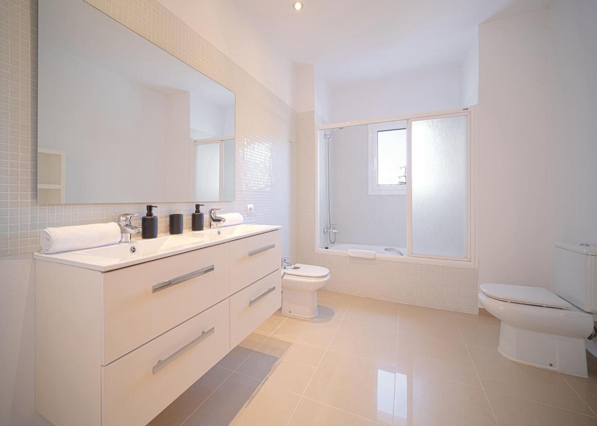 Villa Romeo 2Km From Ibiza Town And 1Km From Talamanca Beach ซานตาเอวเลเรียเดสริว ภายนอก รูปภาพ