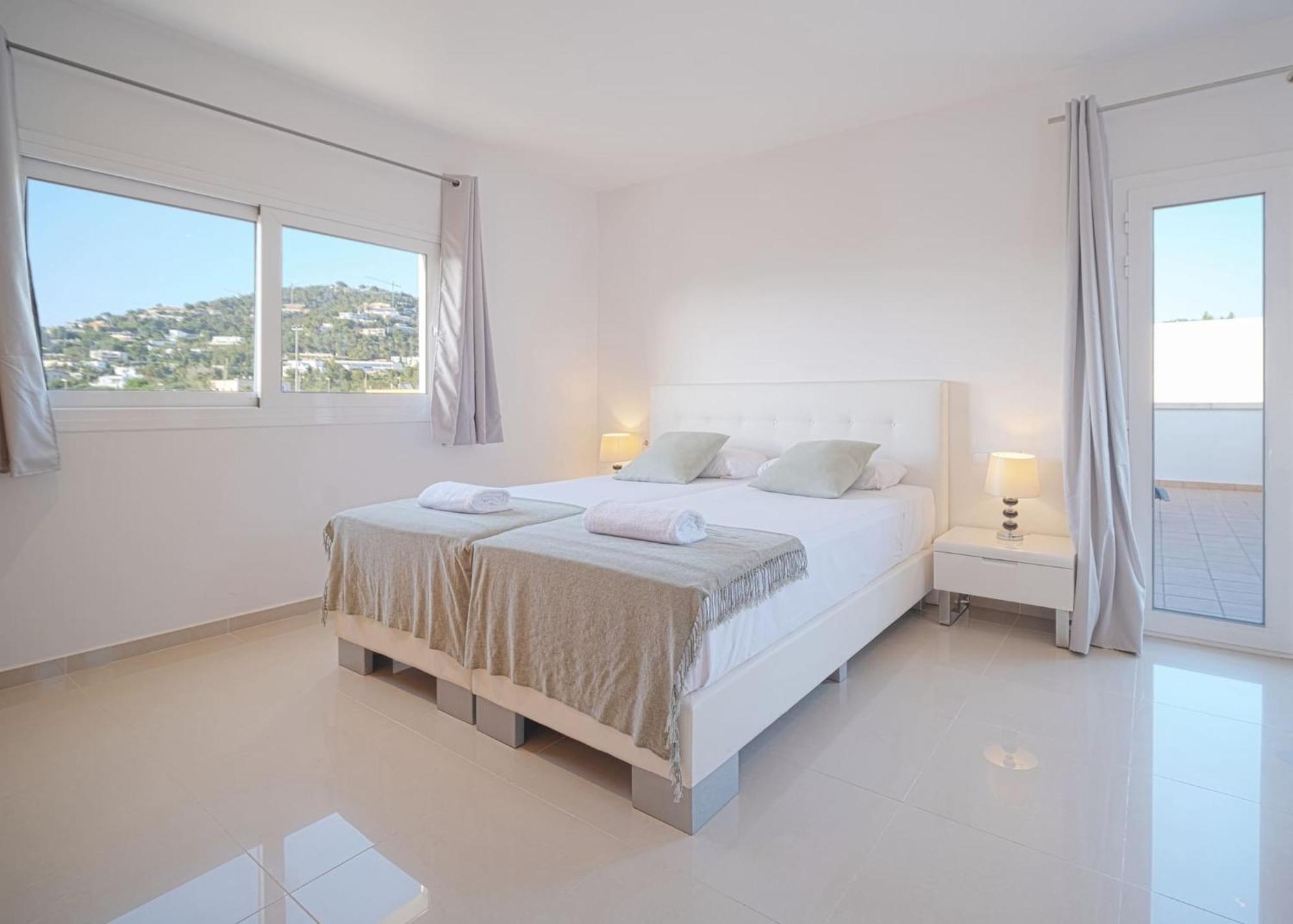Villa Romeo 2Km From Ibiza Town And 1Km From Talamanca Beach ซานตาเอวเลเรียเดสริว ภายนอก รูปภาพ