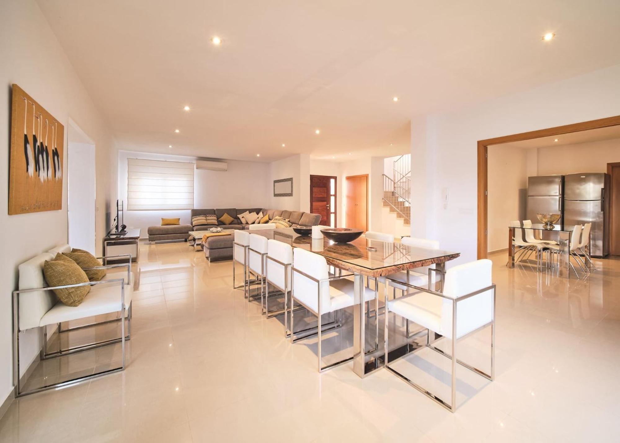 Villa Romeo 2Km From Ibiza Town And 1Km From Talamanca Beach ซานตาเอวเลเรียเดสริว ภายนอก รูปภาพ