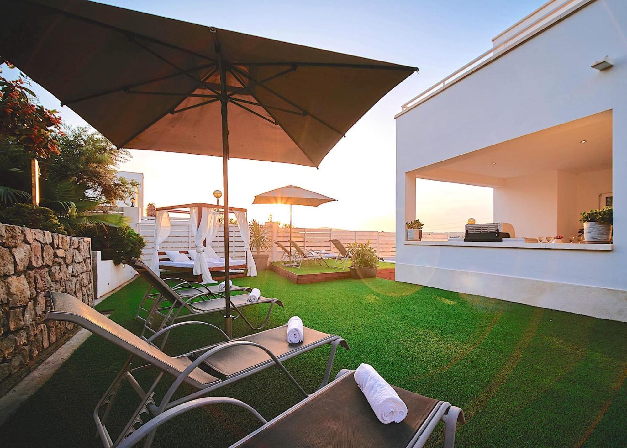 Villa Romeo 2Km From Ibiza Town And 1Km From Talamanca Beach ซานตาเอวเลเรียเดสริว ภายนอก รูปภาพ