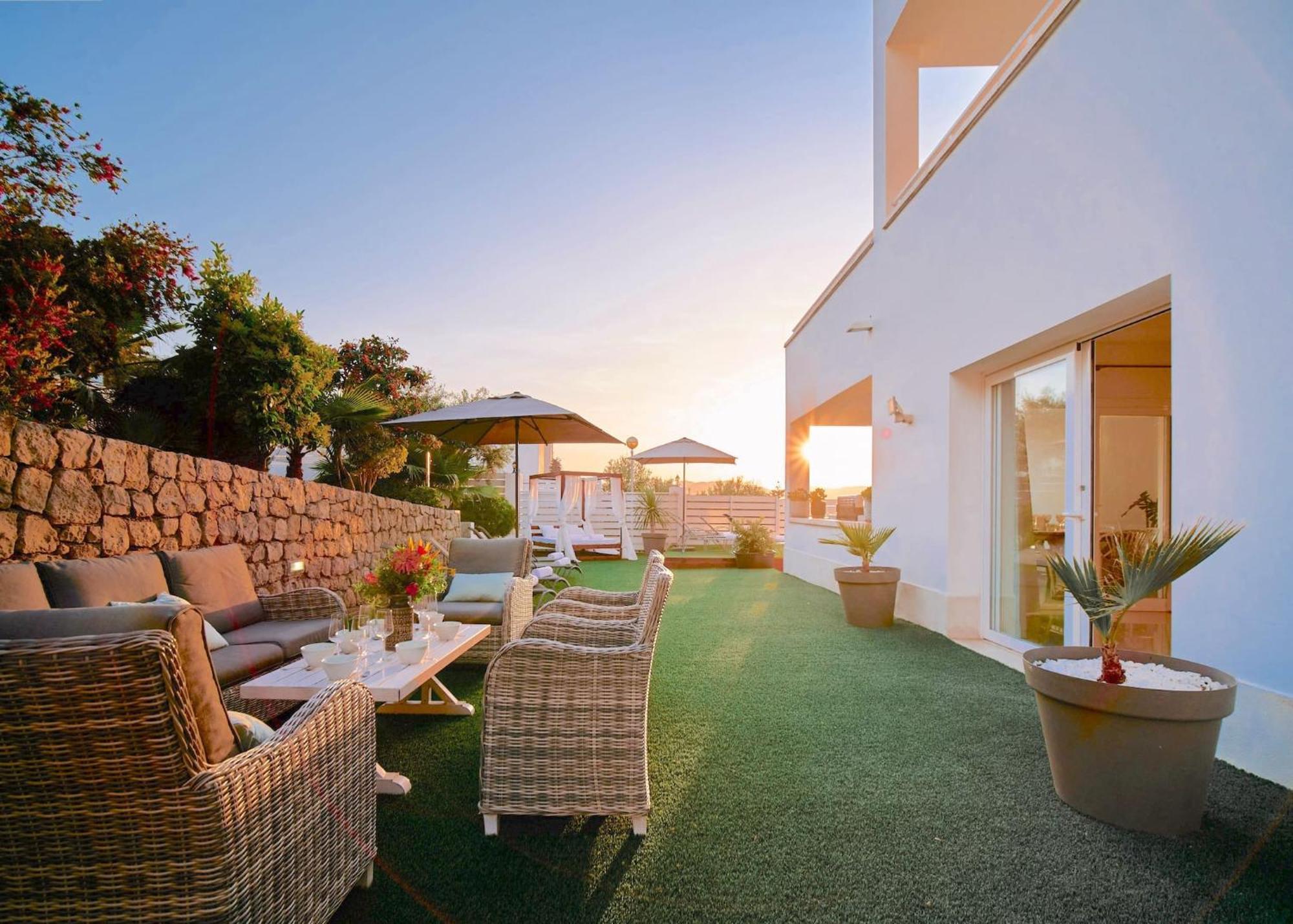Villa Romeo 2Km From Ibiza Town And 1Km From Talamanca Beach ซานตาเอวเลเรียเดสริว ภายนอก รูปภาพ